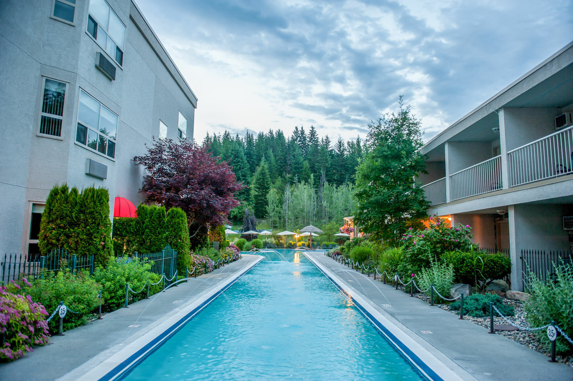 Hilltop Inn - Salmon Arm Exteriör bild